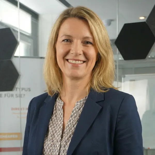 Dr. Sandra Klein, Verhaltensökonomin und Expertin für Verhandlungen bei Earth Soil.